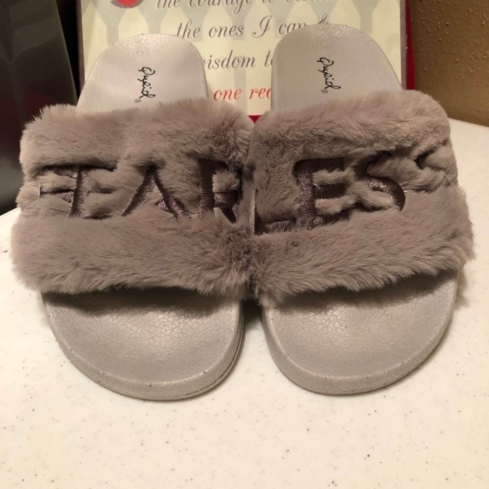 Qupid faux fur fear less slides